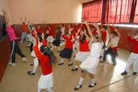 Alumnos de escuelas públicas del Distrito Federal, durante las clases de danza impartidas con base en "el diálogo intercultural" que mantienen el National Dance Institute, de Nueva York, con el Consorcio Internacional Arte y Escuela, de México, para fomentar las actividades artísticas en las aulas y de esa manera formar mejores personas