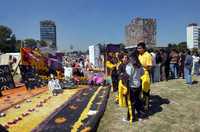 En las islas de Ciudad Universitaria se presenta la tradicional megaofrenda 2007, que organiza la UNAM para rendir tributo a los muertos en su día