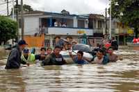 Evacuación de familias con apoyo de personal de la Secretaría de Marina, ayer en Tabasco