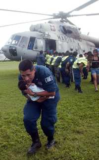 Elementos de la Armada llevaron al estadio Olímpico de la Ciudad Deportiva a decenas de personas que fueron rescatadas de diversas rancherías