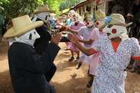 Una cuadrilla de matlachines en Pahuatitla