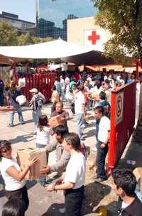 Gran respuesta de la gente en el centro de acopio de la Cruz Roja, en Polanco