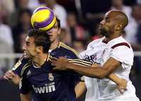 El defensa Fabio Cannavaro aleja el balón a pesar del acecho de Frederic Kannoute, del Sevilla, durante el juego que el Real Madrid perdió 2-0