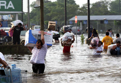 Cunden rapiña y escasez de agua y víveres