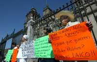 Las muestras de inconformidad contra el cardenal Norberto Rivera reaparecieron ayer en el exterior de la Catedral metropolitana