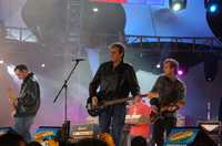 El grupo Hombres G durante su participación en un concierto organizado por una estación radiofónica, en el Estadio Azteca