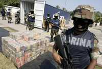 En la base naval de Manzanillo elementos de la Armada custodian paquetes de la cocaína decomisada en ese puerto