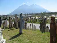 Hombres, mujeres, niños, ancianos... todos curtidos al sol caminan por el Parque Fundidora de Monterrey. Van y vienen, porque el destino del migrantes es no detenerse nunca. El artista oaxaqueño creó 2 mil 500 piezas y su hija de seis años realizó la última (en el centro de la plana): la del migrante que todos hemos sido alguna vez