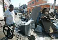 Afectados por las inundaciones empezaron a hacer el recuento de los daños a sus bienes. La imagen, en la colonia Municipal de Villahermosa