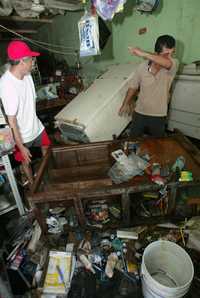 Una vez que el nivel del agua ha bajado, habitantes de la colonia Municipal de Villahermosa, Tabasco, regresaron a sus viviendas