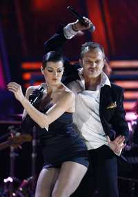 Miguel y Bimba Bosé, durante su actuación en la ceremonia