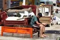 Familias de la colonia Municipal, de Villahermosa, comenzaron a sacar a la calle sus muebles inservibles