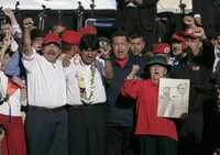 Los presidentes de Nicaragua, Daniel Ortega; de Bolivia, Evo Morales; de Venezuela, Hugo Chávez, y el vicepresidente cubano, Carlos Lage, durante un encuentro sobre integración alternativa de países iberoamericanos, el sábado en Santiago. Una mujer los acompaña portando una imagen de Fidel Castro y el presidente chileno Salvador Allende