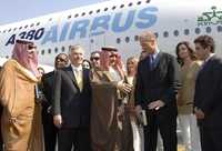 El príncipe saudita Walid ben Talal saluda al presidente de Airbus, Tomas Enders, y al director comercial de la línea, John Leahy, a su llegada a Dubai, donde concretó la compra de un A380. El multimillonario príncipe, propietario de un emporio financiero, que abarca bancos, hoteles de lujos, medios de comunicación y turismo, es el primer cliente individual en hacerse de la enorme aeronave, cuyo precio de catálogo es de 320 millones de dólares