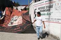 Egresados y alumnos de la normal rural de Ayotzinapa y de otras escuelas del país ocuparon el Instituto de Estudios Parlamentarios Eduardo Neri del Congreso de Guerrero e impidieron que se llevara a cabo una mesa sobre la reforma del Estado