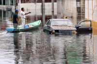 En la colonia La Manga de Villahermosa, Tabasco, apenas comenzó a bajar el nivel de las aguas. Desesperados, los habitantes regresan a bordo de lanchas para ver si ya pueden entrar a sus hogares