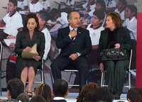 La titular de la SEP, Josefina Vázquez Mota, el presidente Felipe Calderón y Elba Esther Gordillo ayer en Los Pinos, durante la entrega de reconocimientos a alumnos y maestros que participaron en la prueba Enlace 2007