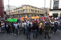 Cientos de ambulantes encabezados por su líder, Alejandra Barrios, se manifestaron a las afueras de la Asamblea Legislativa del Distrito Federal, donde exigieron a las autoridades capitalinas detener la represión en su contra