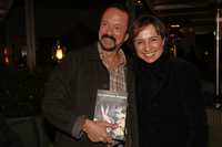 Los periodistas Jaime Avilés y Carmen Aristegui, anteanoche, durante la presentación del libro del reportero de La Jornada