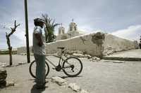 En la ciudad de Chiu Chiu, norte de Santiago de Chile, un hombre observa los daños que sufrió la iglesia por el terremoto del miércoles pasado. El inmueble, declarado patrimonio nacional, es uno de los más antiguos del país. Al menos tres poblaciones tuvieron importantes afectaciones