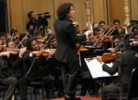 Estilo e idea. Gustavo Dudamel baila en el podio. Su estilo de dirección orquestal, modelado por su maestro José Antonio Abreu, espejea por igual a Leonard Bernstein –de quien el venezolano aprendió a dirigir con los hombros– que a Claudio Abbado, Carlos Kleiber y sir Simon Rattle