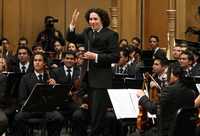 Aluviones, cascadas de felicidad. Un viento fresco resonó en el máximo recinto cultural de México. El joven director Gustavo Dudamel prendió la mecha