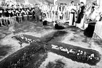 Sacerdotes e indígenas durante una ceremonia de bendición a la ermita de Acteal, el 22 de diciembre de 2004, en el séptimo aniversario de la matanza en esa localidad chiapaneca