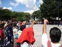 Integrantes de la normal rural de Ayotzinapa acompañados de integrantes de la Federacion de Estudiantes Campesinos Socialistas de México (FECSM) durante un mitin en el zócalo de Chilpancingo, donde protestaron por el desalojo del que fueron objeto por policías del estado