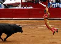 Juan Antonio Adame con su primer enemigo durante la tercera corrida en la Plaza México