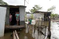 La familia Martínez libra todos los días una batalla para evitar que el agua se filtre a su casa, debido a que en esta región de Tabasco continúa lloviendo esporádicamente. La imagen, en Chilapa, municipio de Centla