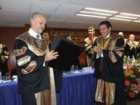 Mario Molina y Javier Uceda Antolín al recibir el doctorado honoris causa