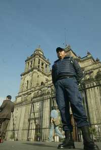 Elementos de la policía capitalina vigilan la Catedral