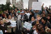 El presidente municipal de Ecatepec, el perredista José Luis Gutiérrez Cureño (al centro, de chamarra y gorra) encabezó ayer una manifestación frente al Congreso del estado de México, donde presentó una propuesta de ampliación presupuestal para realizar obras públicas en esa localidad