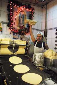 "Y las echan [las tortillas] á cocer en un plato grande de barro, de hechura de una rodela, que se llama comale, que ponen sobre el fuego", se escribió en 1581. La imagen, una tortillería actual del Centro Histórico de la ciudad de México