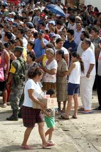 Vecinos de la colonia La Manga (sección tres) recibieron despensas luego de esperar por horas entre toneladas de basura. En esta región de Tabasco la limpieza de calles comenzó apenas esta semana