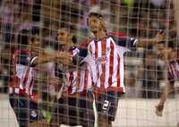 Sergio Santana (21) celebra su gol con Sergio Ávila (izquierda) y Alberto Medina