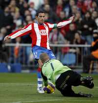 El argentino Maxi Rodríguez, del Atlético de Madrid, intenta superar al portero del Valladolid, Jean Butelle