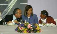 Felipe Calderón, su esposa Margarita Zavala y Macedonia Blas, indígena de la comunidad de El Bote, Querétaro, presidieron el desayuno con motivo del Día Internacional de la Eliminación de la Violencia contra las Mujeres, en Los Pinos