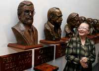 Socorro Gordillo, esposa de Fernando del Paso, frente al busto del escritor en el Paraninfo Enrique Díaz de León, de la Universidad de Guadalajara