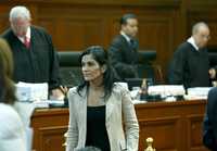 Lydia Cacho, en la Suprema Corte de Justicia de la Nación. Al fondo, los ministros Sergio Valls y Juan N. Silva