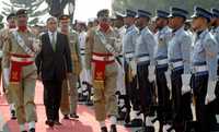 Shaukat Aziz, hoy primer ministro de Pakistán, en traje de civil, durante una ceremonia de despedida en la casa de gobierno, en Islamabad