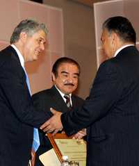 El director general de la CFE, Alfredo Elías Ayub, en la reunión anual de Competitividad y Calidad, donde junto al representante del sindicato, Medeo Vargas, entregó reconocimientos a trabajadores