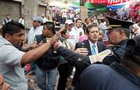 Ambulantes se enfrentaron con policías, quienes durante un operativo de vigilancia en el Centro Histórico llegaron a retirar a comerciantes que pretendían instalar sus puestos en la plaza comercial La Santisíma, ubicada en Guatemala, esquina con Santísima