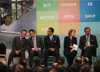 El gobernador del Banco de México, Guillermo Ortiz; Camilo Mouriño, de la Oficina de la Presidencia; los secretarios del Trabajo, Javier Lozano; de Energía, Georgina Kessel y de Turismo, Rodolfo Elizondo, durante la presentación del Plan Sectorial Económico 2007-2012