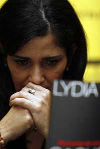 La periodista Lydia Cacho Ribeiro, durante la presentación de la obra de su autoría, Memorias de una infamia, en la Feria Internacional del Libro de Guadalajara