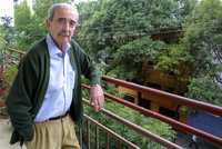 Juan Gelman reconoce que los demás finalistas del máximo galardón de las letras hispánicas son escritores notables, como el Nobel colombiano Gabriel García Márquez, el mexicano José Emilio Pacheco, la peruana Blanca Varela y el uruguayo Mario Benedetti. En la imagen, el poeta argentino en mayo de 2006