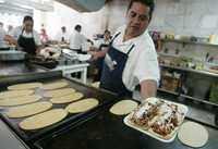 El huarache se ha ido enriqueciendo con las diferentes cocinas de las regiones del país. En la imagen, elaboración del típico antojito en el local Los Sopes de la Nueve, en la colonia San Simón