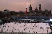 Los equipos de patinadores profesionales que ofrecerán demostraciones a los asistentes realizaron prácticas ayer en la pista de hielo que hoy será inaugurada