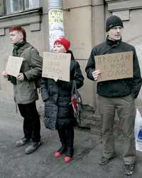 Cerca de una casilla electoral en San Petersburgo manifestantes con letreros en los que se lee "Mi voto en venta", durante la jornada para renovar el Parlamento ruso, ayer