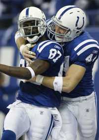 Reggie Wayne celebra con Dallas Clark su touchdown de 48 yardas anotado a Jacksonville